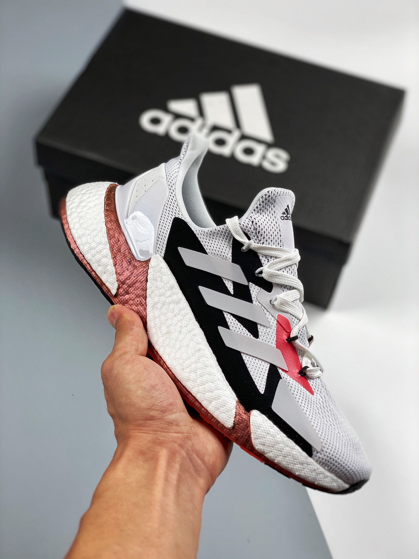 AD Boost X9000L4 Diseño general con gran sensación de velocidad Lanzamiento real fotografiado La parte superior está he…