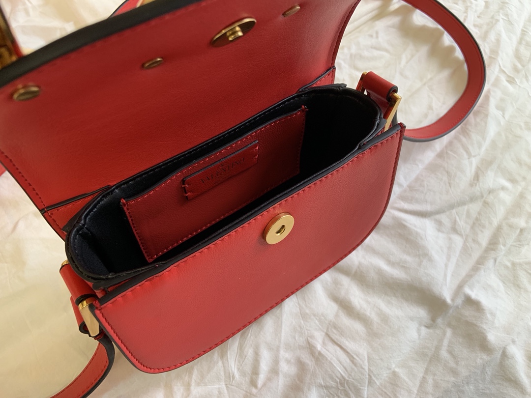 Valentino华伦天奴金属超大LOGO小牛皮斜挎包1011s