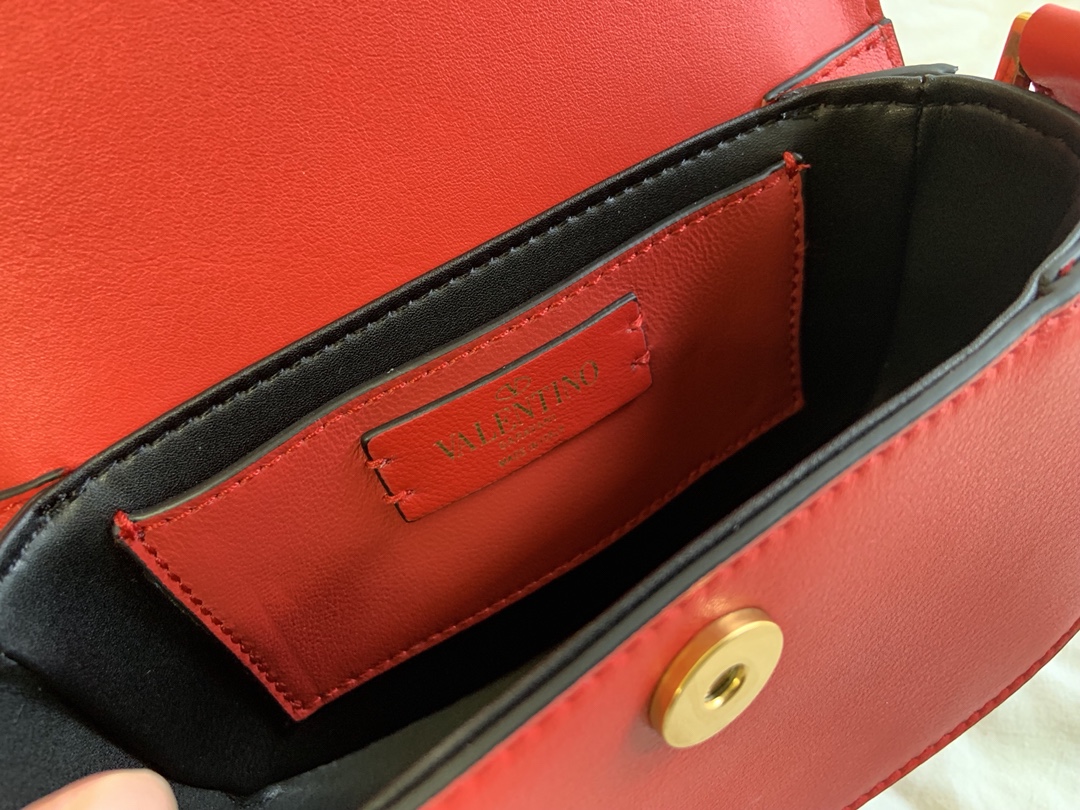 Valentino华伦天奴金属超大LOGO小牛皮斜挎包1011s