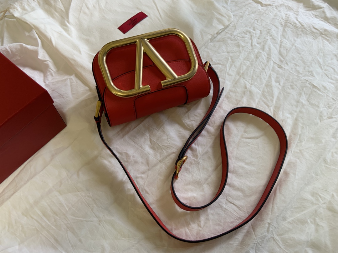 Valentino华伦天奴金属超大LOGO小牛皮斜挎包1011s