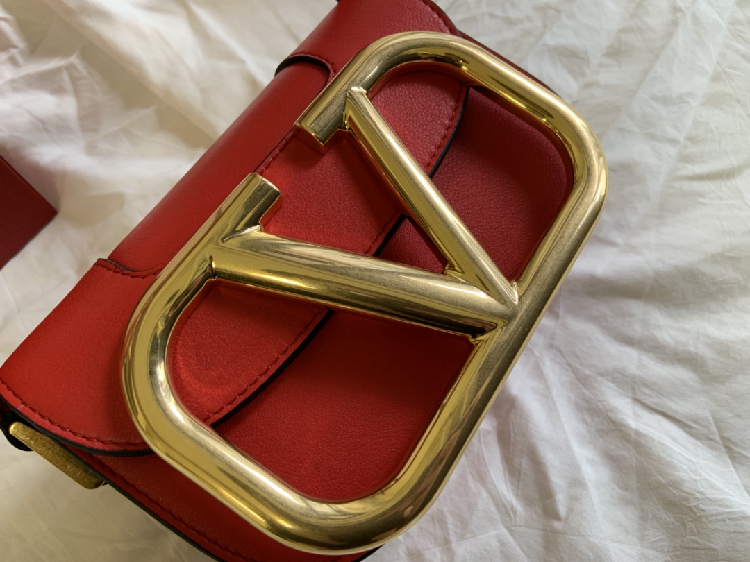 Valentino华伦天奴金属超大LOGO小牛皮斜挎包1011s