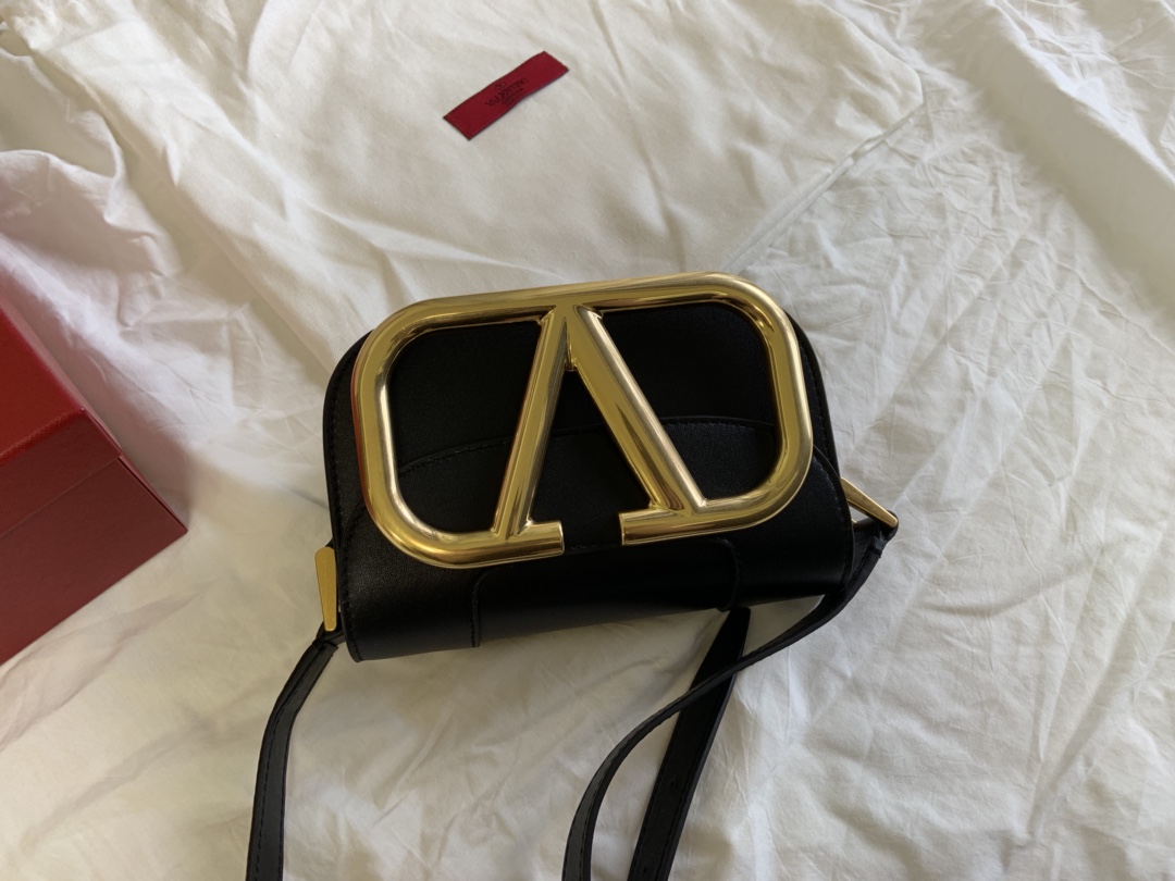 Valentino华伦天奴金属超大LOGO小牛皮斜挎包1011s
