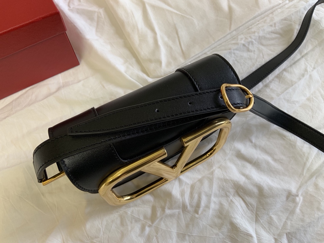 Valentino华伦天奴金属超大LOGO小牛皮斜挎包1011s