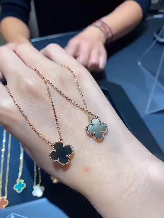 [Van Cleef & Arpels Jewelry]203289 Real shot at the counter