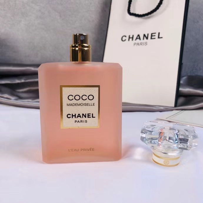 95💰专柜品质
香奈儿COCO小姐系列添新香!磨砂瓶好美啊!
每个女孩都对香奈儿coco小姐不陌生吧,这次它家又出新品——香奈儿coco小姐清新之水。🍃
-
融合清新随性的活跃与深情肆意的优雅于一体,诠释出一个女孩的双面性格,也贴合东方香水的韵味调性。🎐
-
经典的可可小姐香水能够闻到明显的广藿香和香根草,新品清新之水木质香的比重被降低了,整体的香调是绵润细腻的清新东方调,鲜亮活泼的柳橙果香会深情地刺激鼻翼,迸发出一种向上氤氲的活力感。 🍊
-
就像炎热的夏天喝到了一瓶爽口的柳橙冰沙,酸甜清新的气泡在口腔里跳跃,驻足某刻就被它给人带来的新鲜感所吸引。🍹
-
渐渐地,玫瑰的柔情蜜意开始融裹,带着魅惑动人的气息,为明媚的氛围注入一股深邃的灵魂。🌹
-
好像看到了一个刚摘到果子的女孩,刚尝到微微酸甜,在果树旁雀跃欢快,就被雅致的玫瑰香所带动,变得愈发柔和多姿,又多了一点女人诱人妩媚的气息。💞
-
它的个性越来越凸显,但是丝毫不会有自我张扬感,是很自然地流于人的脑海,深深地记住这个味道,温暖惬意。☀
-
最后是沉稳舒觉的白麝香,会把馥郁的果香沉淀的更悠长,更绵柔,在人的心里留下挥之不去的倒影,优雅知性的内涵气质浅浅回荡,飘渺如烟雾,余音绕梁。✨
-
从鲜活明亮到清艳脱俗再到风姿卓越,多变的感觉是如此弥漫心扉,越闻越难忘。❣
-
瓶身是磨砂的触感,在光束的照耀下折射出绚丽动人的光闪,香氛在瓶子里若隐若现,极具美感和艺术感。💎 容量:100ml
香调:清新花果香调
前调:橘子
中调:玫瑰精油
尾调:白麝香