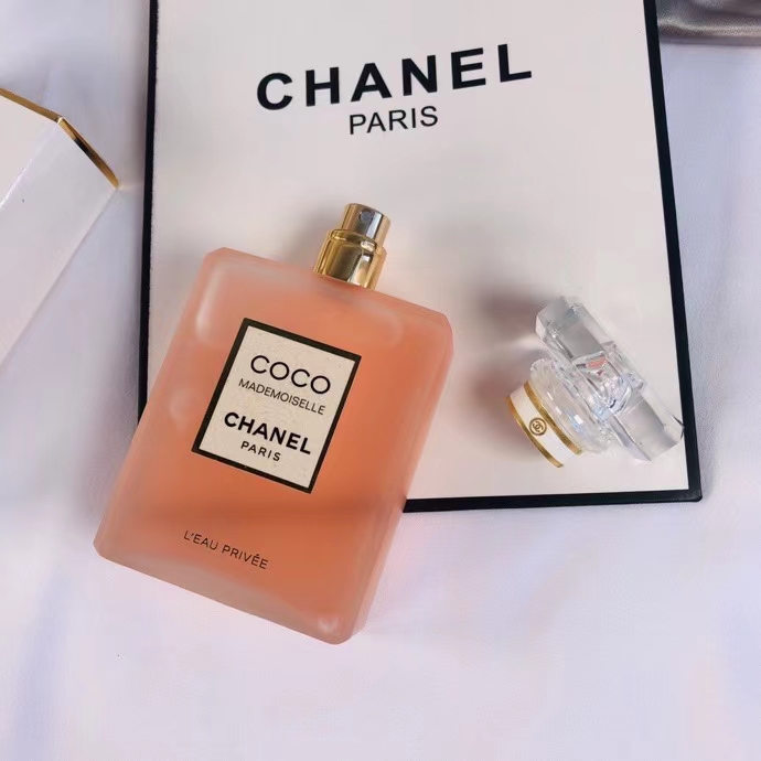 95💰专柜品质
香奈儿COCO小姐系列添新香!磨砂瓶好美啊!
每个女孩都对香奈儿coco小姐不陌生吧,这次它家又出新品——香奈儿coco小姐清新之水。🍃
-
融合清新随性的活跃与深情肆意的优雅于一体,诠释出一个女孩的双面性格,也贴合东方香水的韵味调性。🎐
-
经典的可可小姐香水能够闻到明显的广藿香和香根草,新品清新之水木质香的比重被降低了,整体的香调是绵润细腻的清新东方调,鲜亮活泼的柳橙果香会深情地刺激鼻翼,迸发出一种向上氤氲的活力感。 🍊
-
就像炎热的夏天喝到了一瓶爽口的柳橙冰沙,酸甜清新的气泡在口腔里跳跃,驻足某刻就被它给人带来的新鲜感所吸引。🍹
-
渐渐地,玫瑰的柔情蜜意开始融裹,带着魅惑动人的气息,为明媚的氛围注入一股深邃的灵魂。🌹
-
好像看到了一个刚摘到果子的女孩,刚尝到微微酸甜,在果树旁雀跃欢快,就被雅致的玫瑰香所带动,变得愈发柔和多姿,又多了一点女人诱人妩媚的气息。💞
-
它的个性越来越凸显,但是丝毫不会有自我张扬感,是很自然地流于人的脑海,深深地记住这个味道,温暖惬意。☀
-
最后是沉稳舒觉的白麝香,会把馥郁的果香沉淀的更悠长,更绵柔,在人的心里留下挥之不去的倒影,优雅知性的内涵气质浅浅回荡,飘渺如烟雾,余音绕梁。✨
-
从鲜活明亮到清艳脱俗再到风姿卓越,多变的感觉是如此弥漫心扉,越闻越难忘。❣
-
瓶身是磨砂的触感,在光束的照耀下折射出绚丽动人的光闪,香氛在瓶子里若隐若现,极具美感和艺术感。💎 容量:100ml
香调:清新花果香调
前调:橘子
中调:玫瑰精油
尾调:白麝香