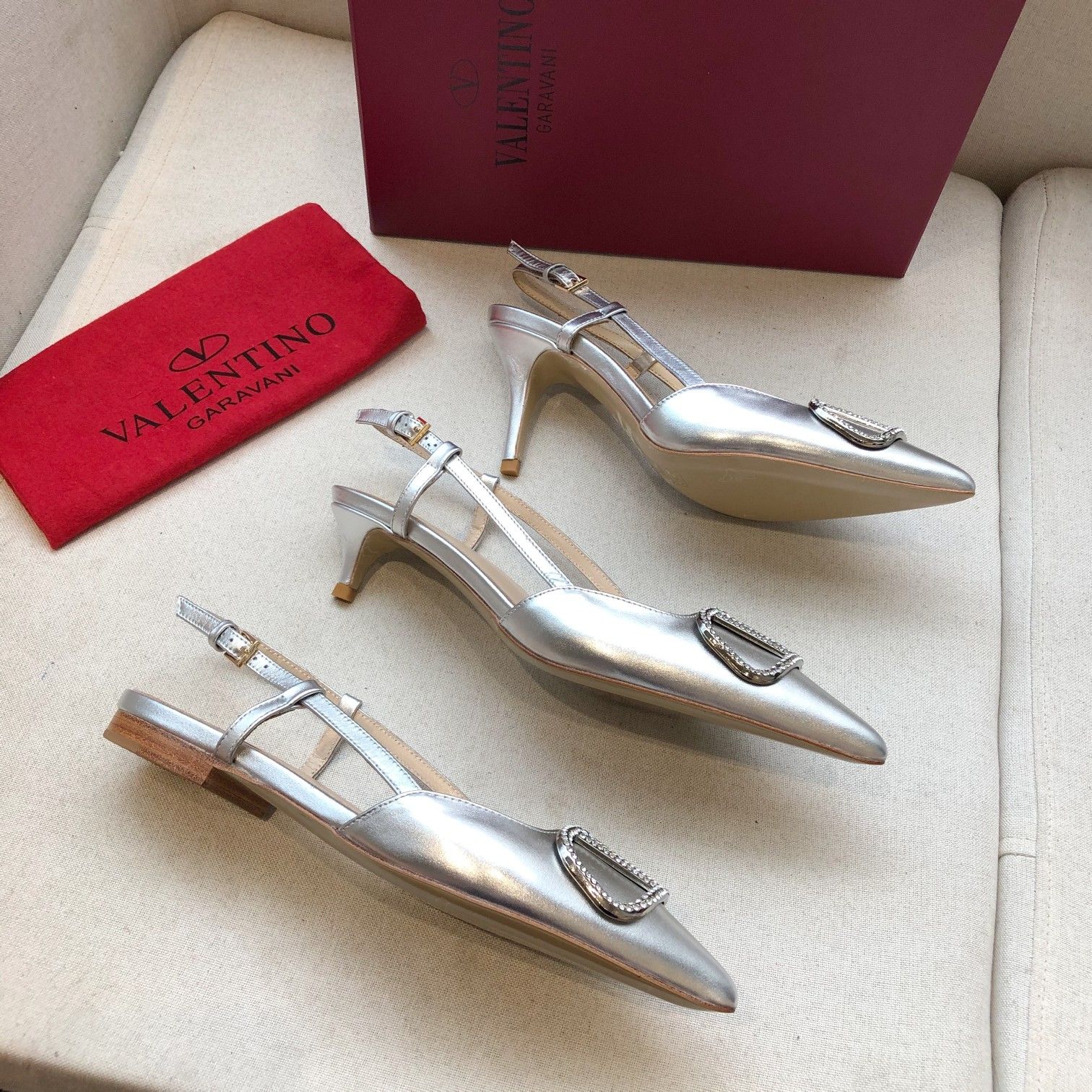 Valentino. Valentino gran hebilla v zapatos individuales contrarrestar la última serie Versión genui