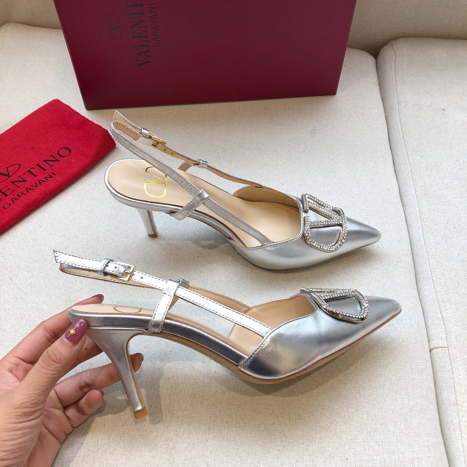 Valentino. Valentino gran hebilla v zapatos individuales contrarrestar la última serie Versión genui