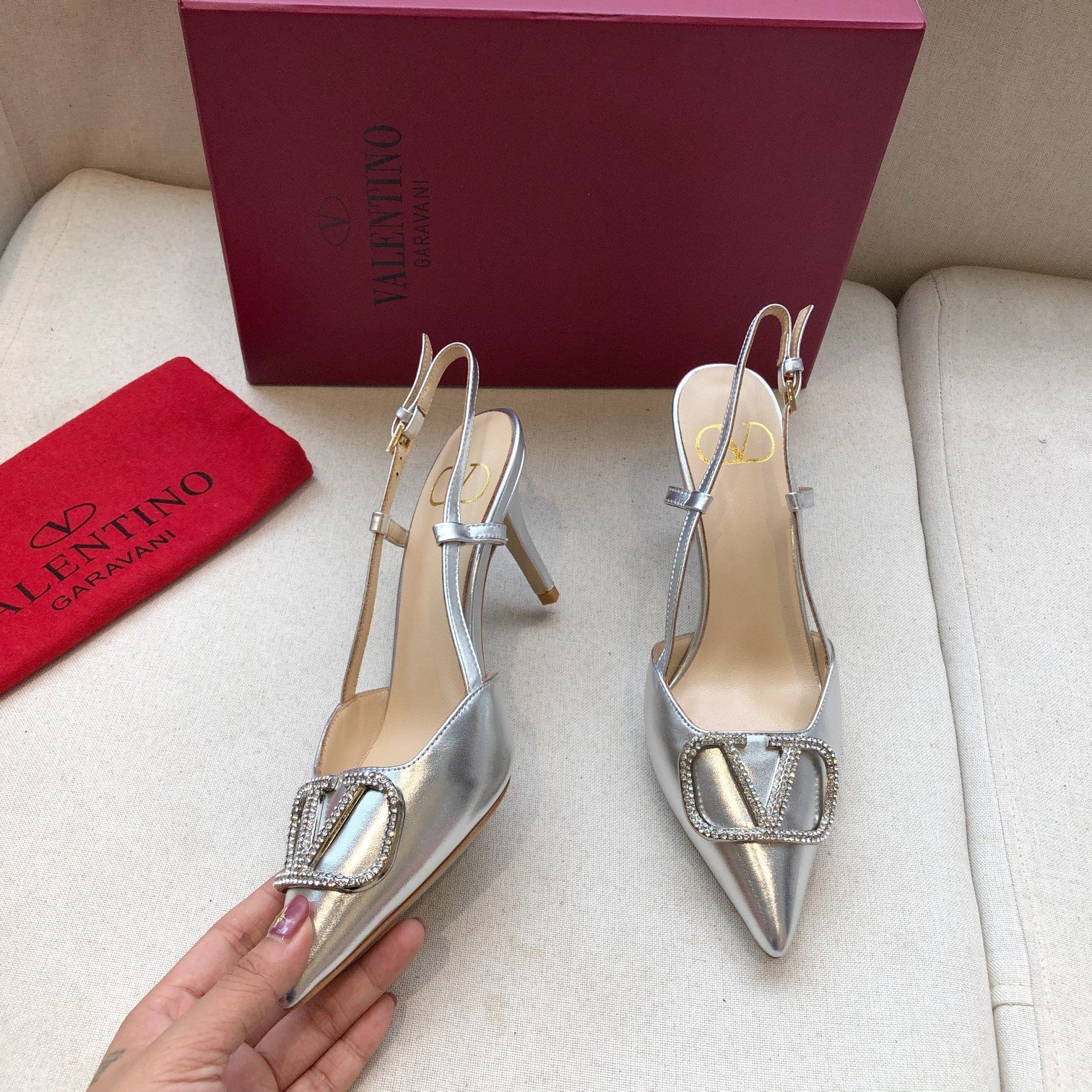 Valentino. Valentino gran hebilla v zapatos individuales contrarrestar la última serie Versión genui