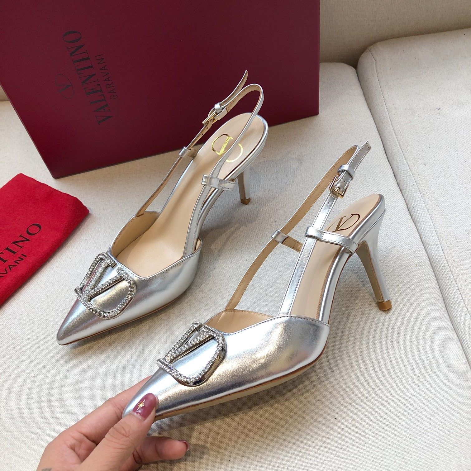 Valentino. Valentino gran hebilla v zapatos individuales contrarrestar la última serie Versión genui