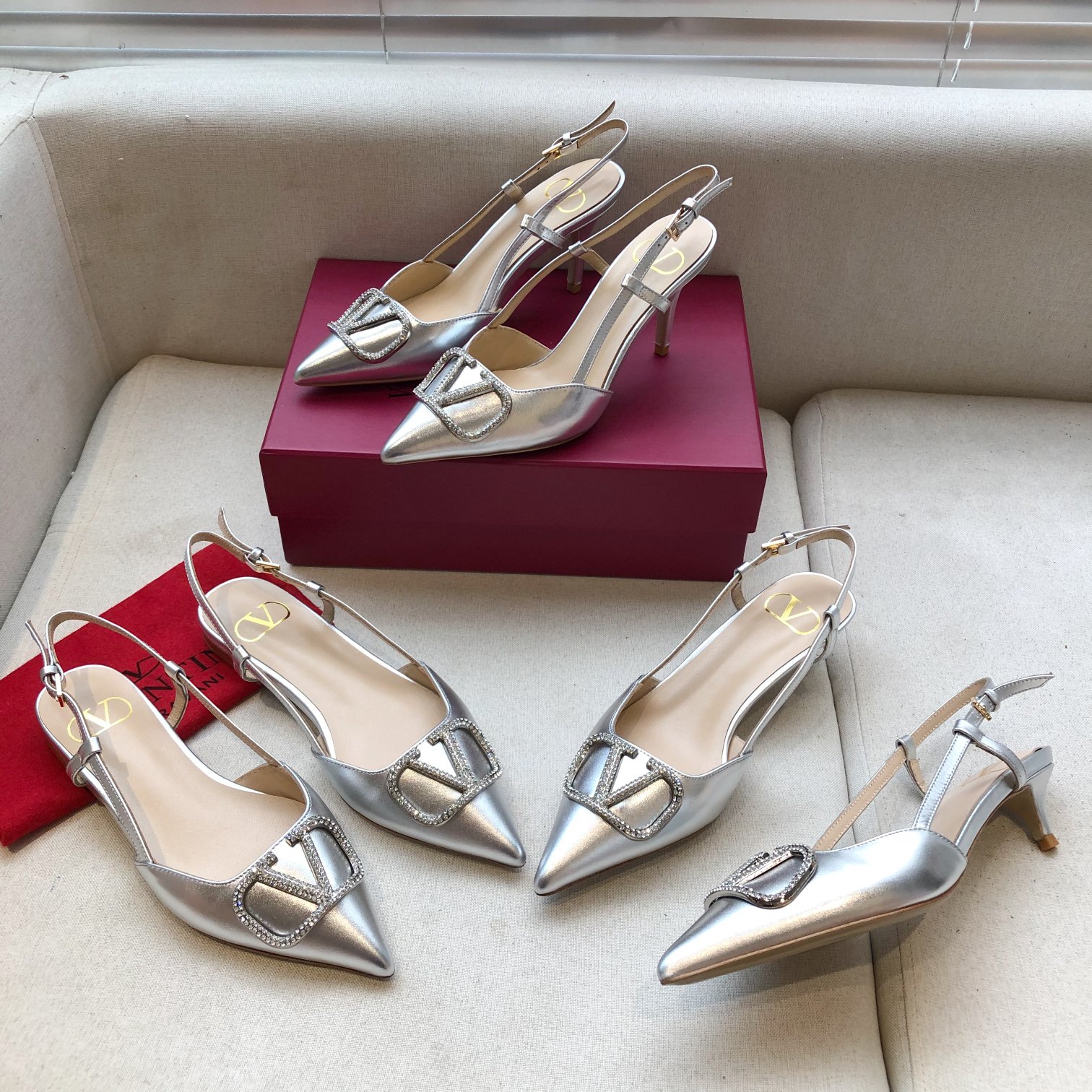 Valentino. Valentino gran hebilla v zapatos individuales contrarrestar la última serie Versión genui