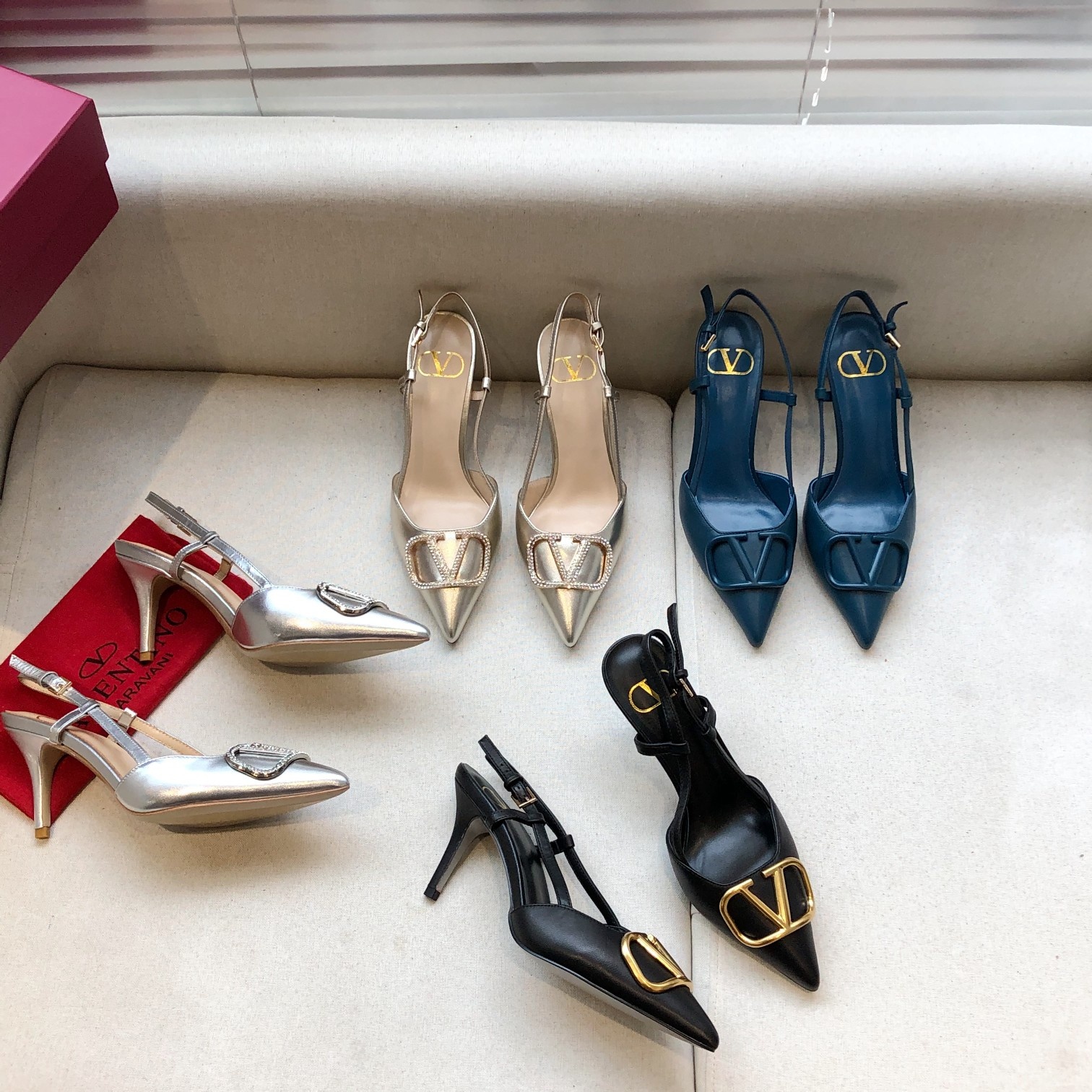 Valentino. Valentino gran hebilla v zapatos individuales contrarrestar la última serie Versión genui