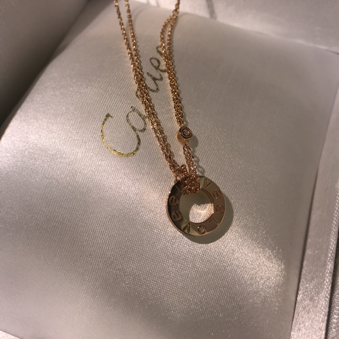 NO:101794,The Kajia LOVE series was born in New York in the 1970s. It is locked in the unswerving oath of love, witnessing many lingering legendary loves and conveying passionate emotions. The iconic screw design, one side of LOVE prints and the other side of the circle logo, simple and elegant, and all kinds of styles are versatile. Cartier necklace, cartier, necklace19860909卡家LOVE系列诞生于上个世纪七十年代的纽约,锁入矢志不渝的爱之誓约,见证了诸多缠绵悱恻的传奇爱情,传递着炽热的情感.标志性的螺钉设计,一面LOVE字印,一面圆圈logo,简约显气质,各种风格都百搭.,卡地亚项链,cartier,necklace,Jewelry