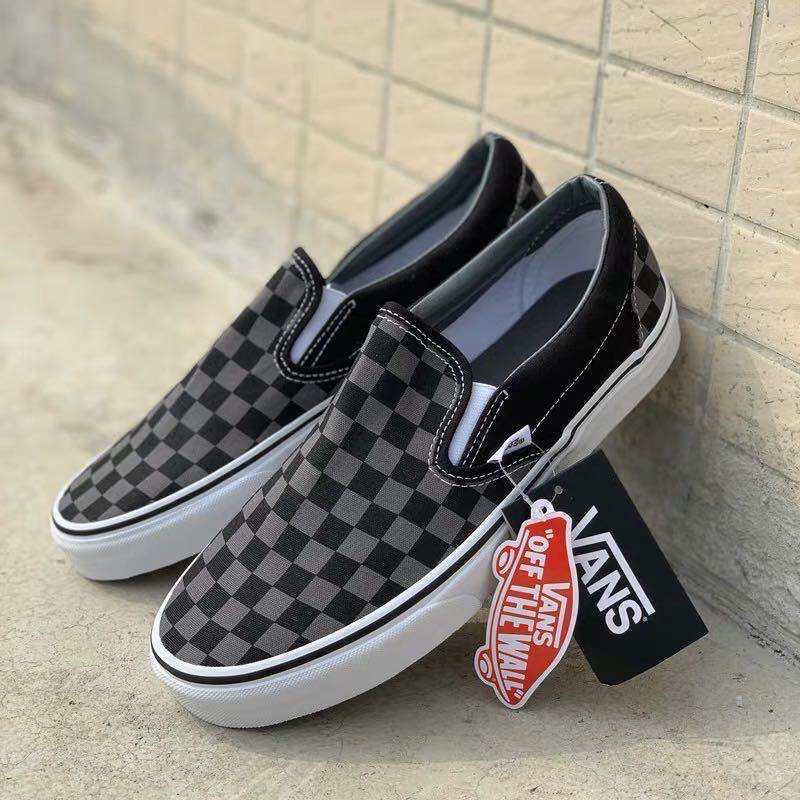 万斯/范斯 Vans Classic Slip On 原盒真标 硫化黑灰格棋盘帆布 一脚蹬休闲板鞋。

货号：桐45 

尺码：35—44带半码