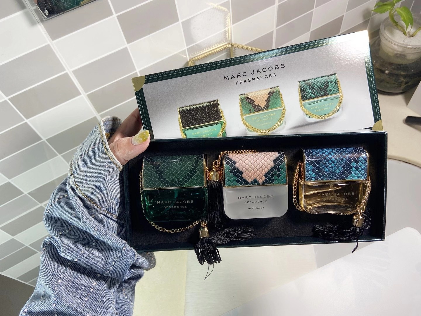 95💰原单品质
法国Marc Jacobs/马克雅可布 香水3件套 25MLX3💝💝Daisy手提款～😱😱Daisy的外包装设计独具匠心👻👻。更高档的包装设计，送人首选❤❤情人节礼物🎁首选