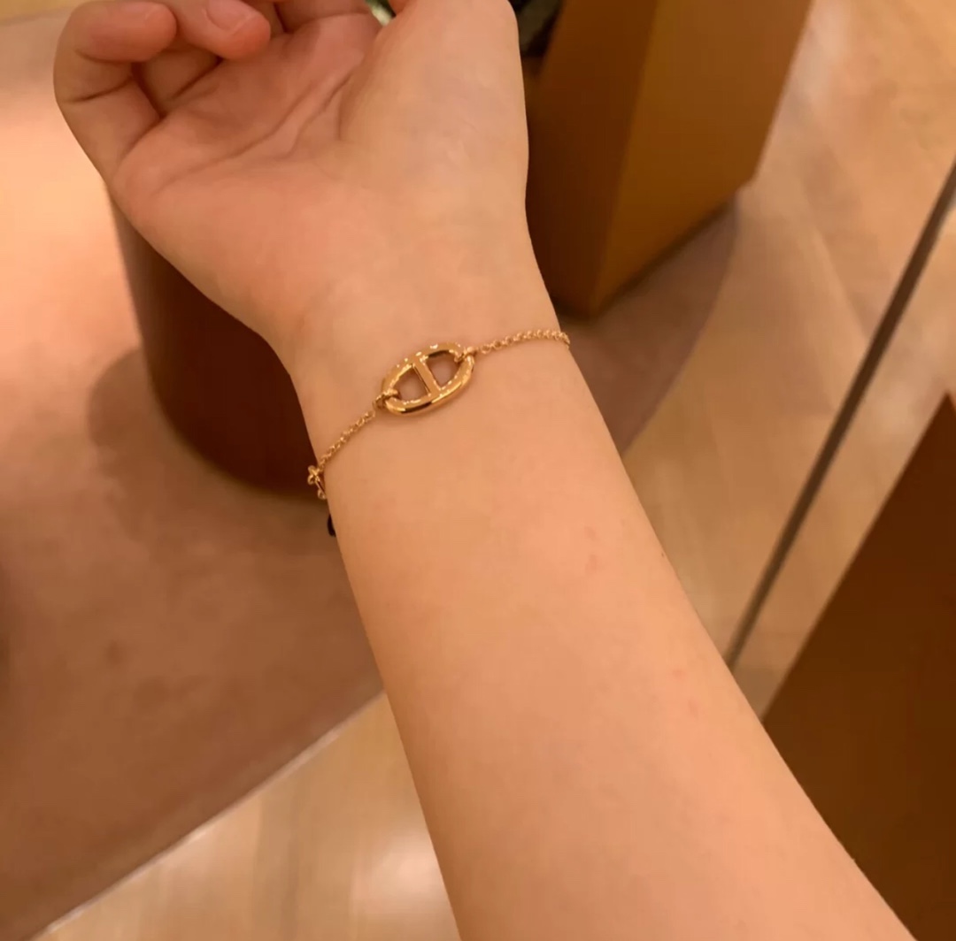 NO:102158,No matter how you wear it, the real darling of the fashion industry, the beautiful Platinum/Rose Gold, Hermes bracelet, hermes, bracelet19860909怎么戴都美的猪鼻子手链、 真正的时尚界宠儿、上手超美 白金/玫金,爱马仕手链,hermes,bracelet,Jewelry