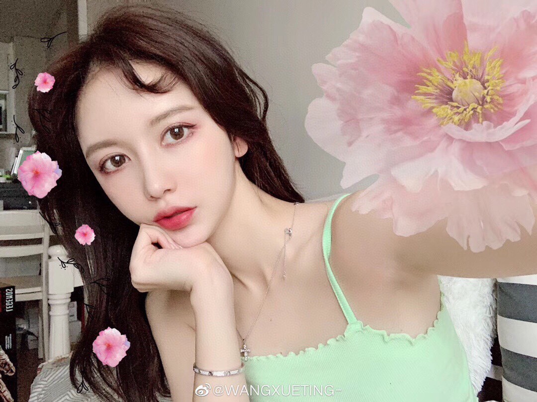 Bvlgari 宝格丽十字架佩戴图