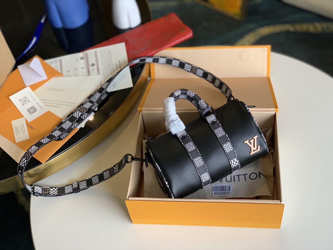 NO:396130,[Exclusive real shot of M80202 black and white grid] Spring and summer series, super cute doll series, nano keepall, the new cartoon doll series is very trendy and toy style, examining the world and fashion culture from a child's perspective, inclusive and diverse, full of fun, reshaping and adding from past fabrics, creative and inspiring styles, size 21x10x5cm H.580, LV [original leather], louis vuitton19860909【独家实拍M80202黑白格】春夏系列,超萌玩偶公仔系列,nano keepall,全新的卡通玩偶系列非常有潮玩风格,以孩童视角审视世界与时装文化,包容和多元,充满趣味,从过往的面料、创意灵感款式等再次重塑与加码,尺寸21x10x5cm H.580,LV【原厂皮】,louis vuitton,Bag