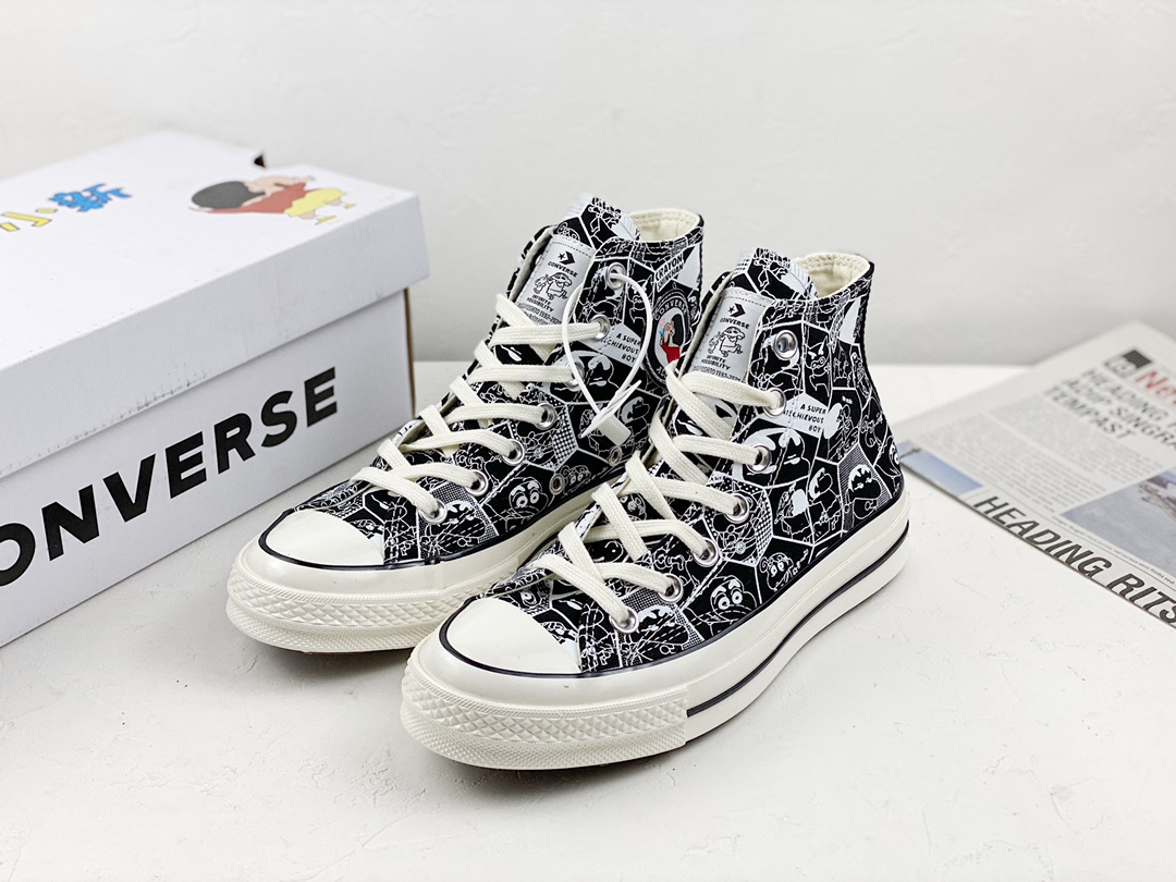 全码补齐🥳 匡威Converse X 蜡笔小新 联名 小新迷们的福音来咯！他古灵精怪爱捣蛋 跳招牌屁屁舞可爱到犯贱 他时而霸道 其实心底善良还有一大堆道理 这个5岁小男孩就是住在每个人童年里的蜡笔小新 贱萌搞笑的小新带着伙伴们邀你进入他的欢乐世界！鞋舌与鞋后跟的小新显得格外个性可爱。 尺码 35-44（含36.5 37.5 39.5 41.5 42.5）