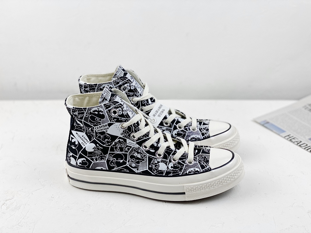 全码补齐🥳 匡威Converse X 蜡笔小新 联名 小新迷们的福音来咯！他古灵精怪爱捣蛋 跳招牌屁屁舞可爱到犯贱 他时而霸道 其实心底善良还有一大堆道理 这个5岁小男孩就是住在每个人童年里的蜡笔小新 贱萌搞笑的小新带着伙伴们邀你进入他的欢乐世界！鞋舌与鞋后跟的小新显得格外个性可爱。 尺码 35-44（含36.5 37.5 39.5 41.5 42.5）