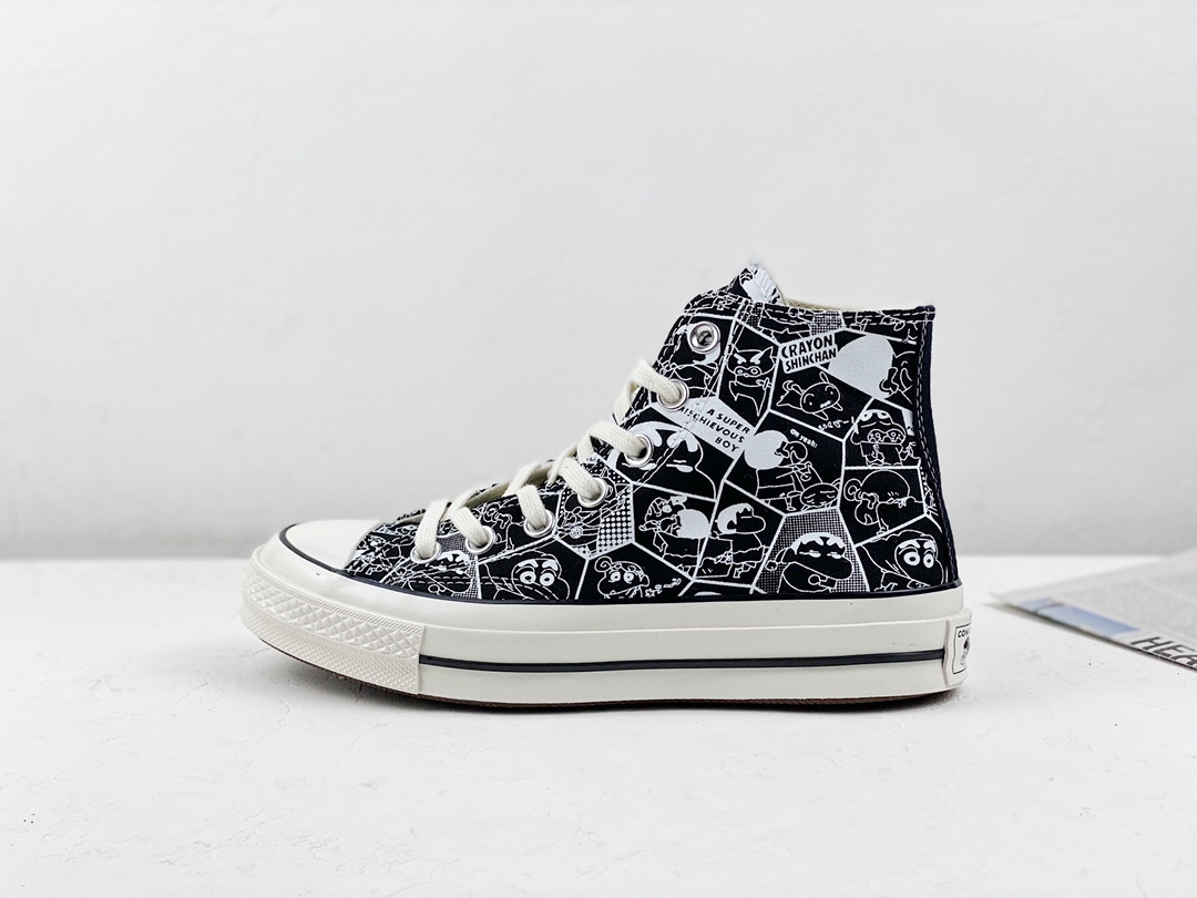 全码补齐🥳 匡威Converse X 蜡笔小新 联名 小新迷们的福音来咯！他古灵精怪爱捣蛋 跳招牌屁屁舞可爱到犯贱 他时而霸道 其实心底善良还有一大堆道理 这个5岁小男孩就是住在每个人童年里的蜡笔小新 贱萌搞笑的小新带着伙伴们邀你进入他的欢乐世界！鞋舌与鞋后跟的小新显得格外个性可爱。 尺码 35-44（含36.5 37.5 39.5 41.5 42.5）