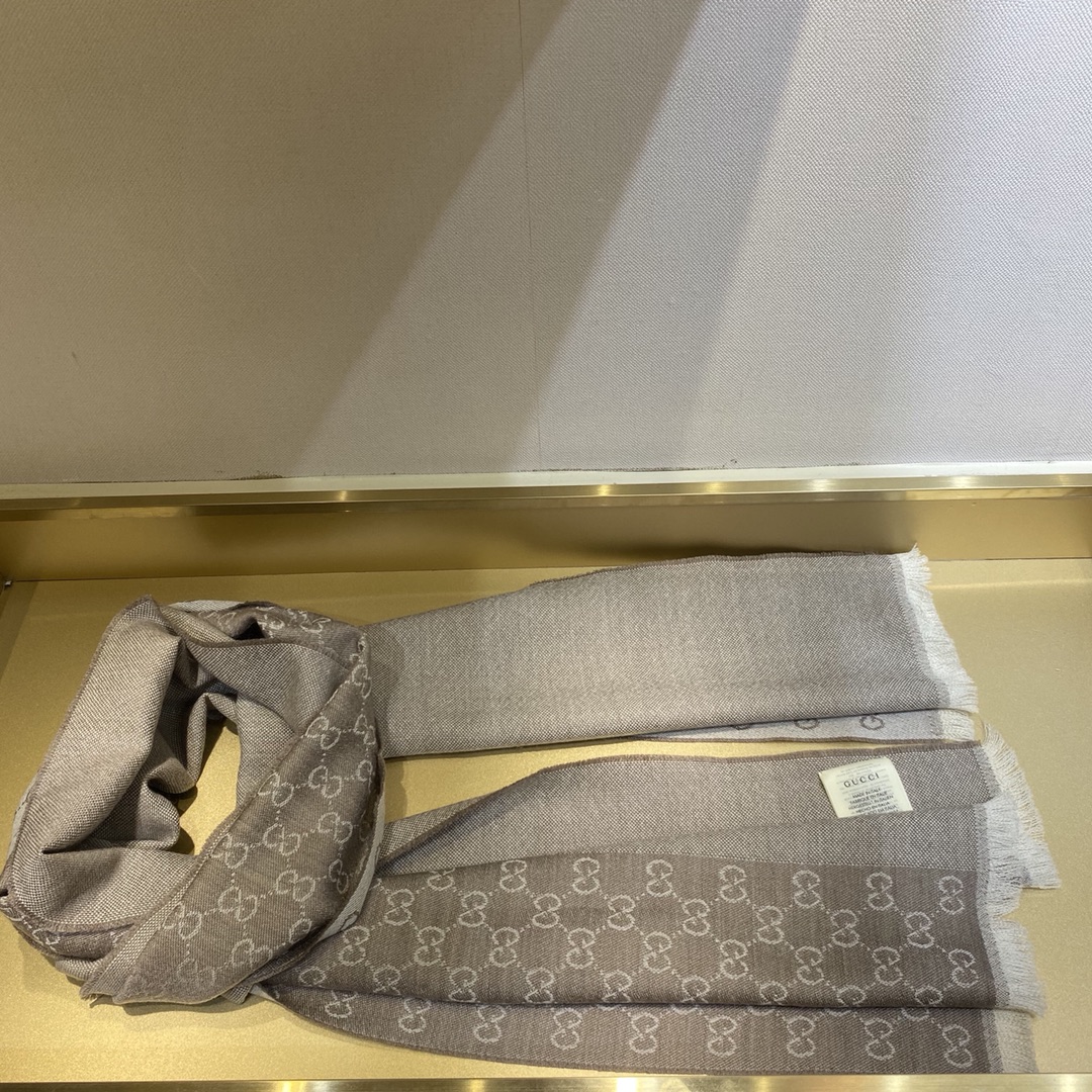 Gucci Reversible Jacquard Wool-Silk Blend Scarf, 40 x 180 cm 4 i1600743120 1179 2