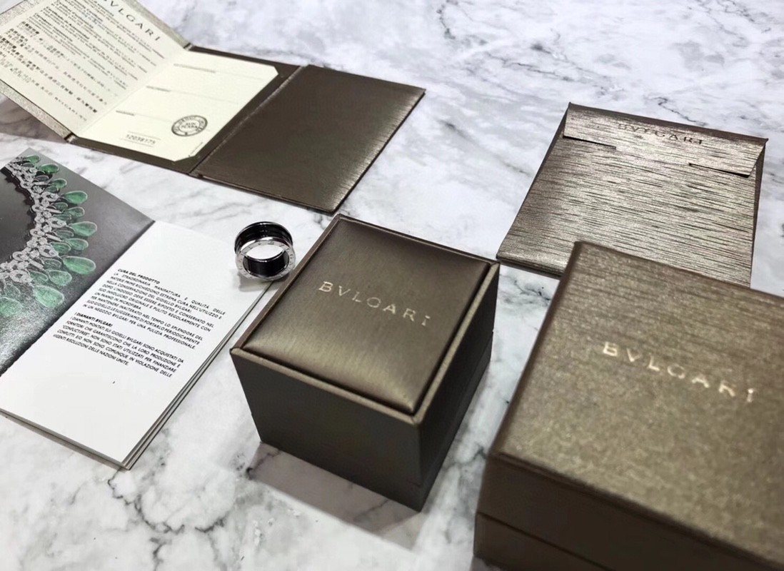 💰90 现货（宽版）Bvlgari 宝格丽B.Zero1系列银色陶瓷戒指   情侣对戒   市面货外圈凸起部分是不在一匠心独具，大胆融合各种材料，黑色陶瓷和玫瑰金材质，尽显该系列的迷人气质💃，彰显不断创新之魄力。     产品颜色：银色   真的大爱，各种场合都能完美handle😘