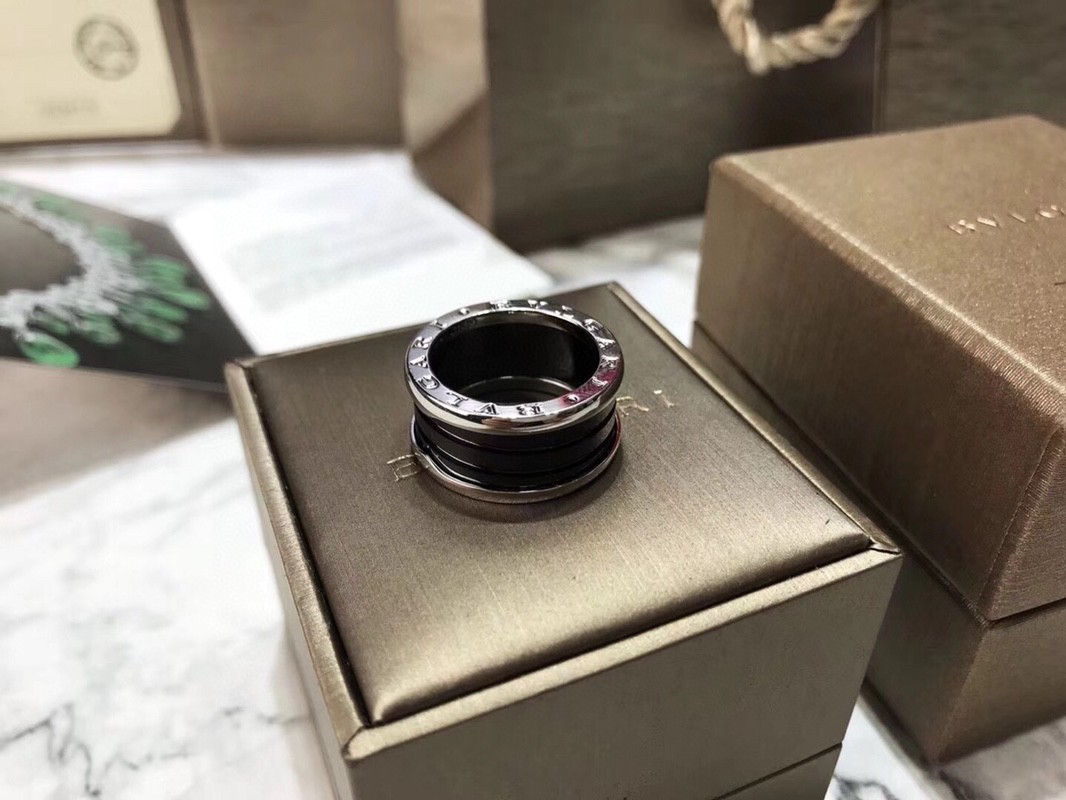 💰90 现货（宽版）Bvlgari 宝格丽B.Zero1系列银色陶瓷戒指   情侣对戒   市面货外圈凸起部分是不在一匠心独具，大胆融合各种材料，黑色陶瓷和玫瑰金材质，尽显该系列的迷人气质💃，彰显不断创新之魄力。     产品颜色：银色   真的大爱，各种场合都能完美handle😘