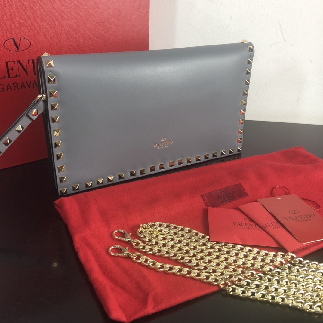 、Valentino Garavani Rockstud 进口牛皮手拿包🌟🌟🌟铂金后处理铆钉和金属硬件.