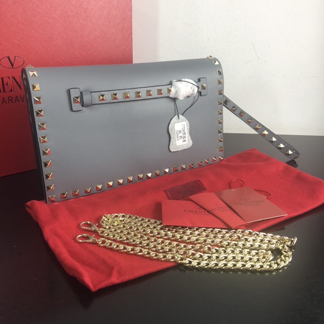 、Valentino Garavani Rockstud 进口牛皮手拿包🌟🌟🌟铂金后处理铆钉和金属硬件.