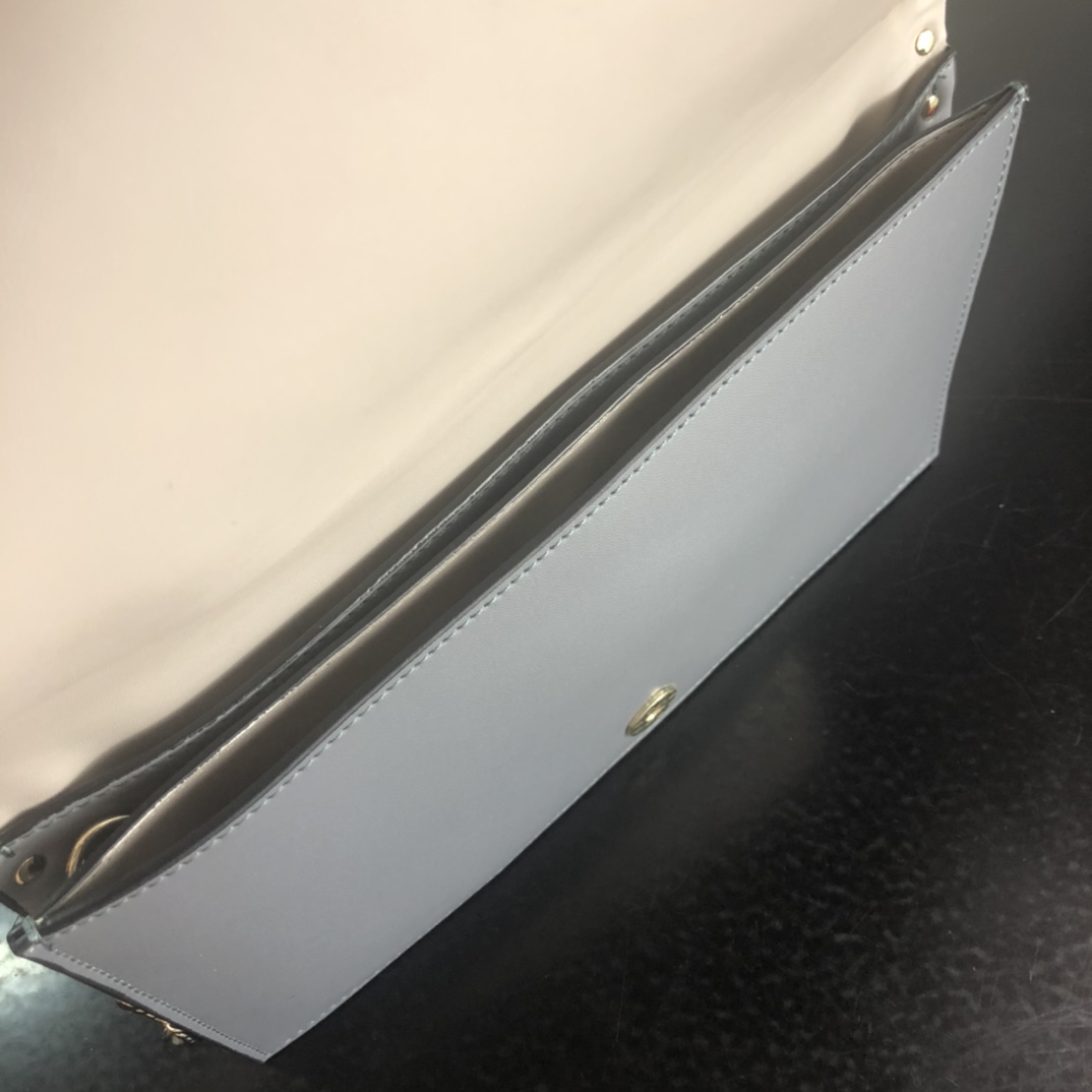 、Valentino Garavani Rockstud 进口牛皮手拿包🌟🌟🌟铂金后处理铆钉和金属硬件.