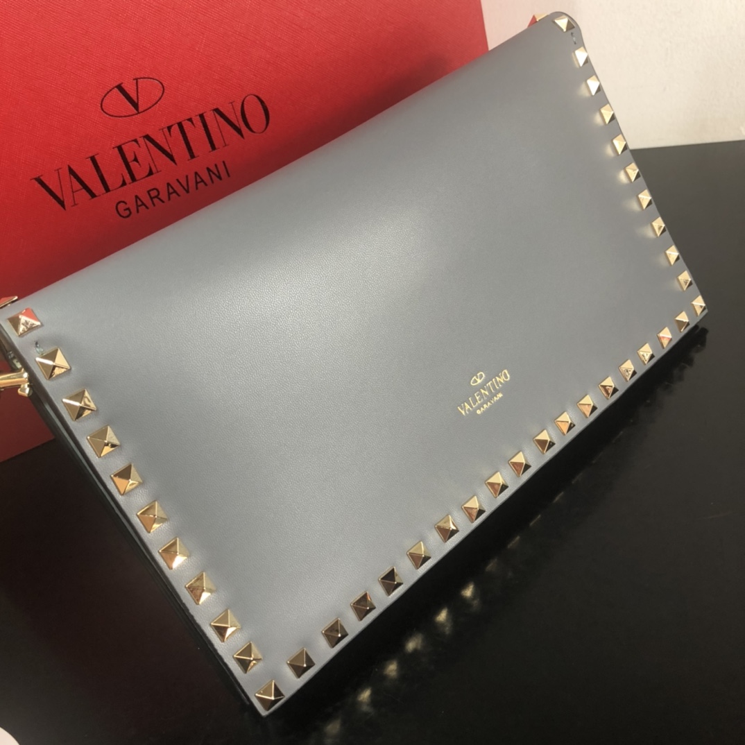 、Valentino Garavani Rockstud 进口牛皮手拿包🌟🌟🌟铂金后处理铆钉和金属硬件.