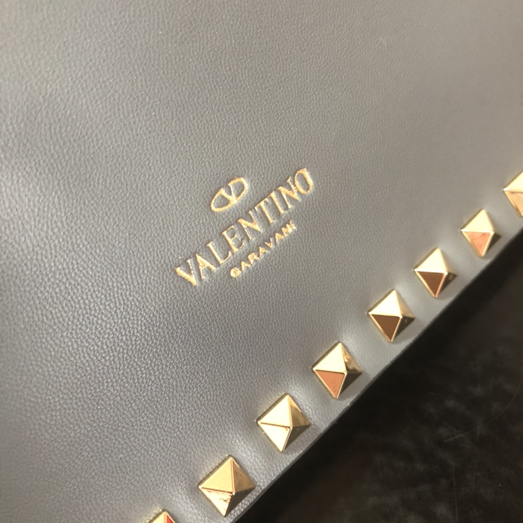 、Valentino Garavani Rockstud 进口牛皮手拿包🌟🌟🌟铂金后处理铆钉和金属硬件.