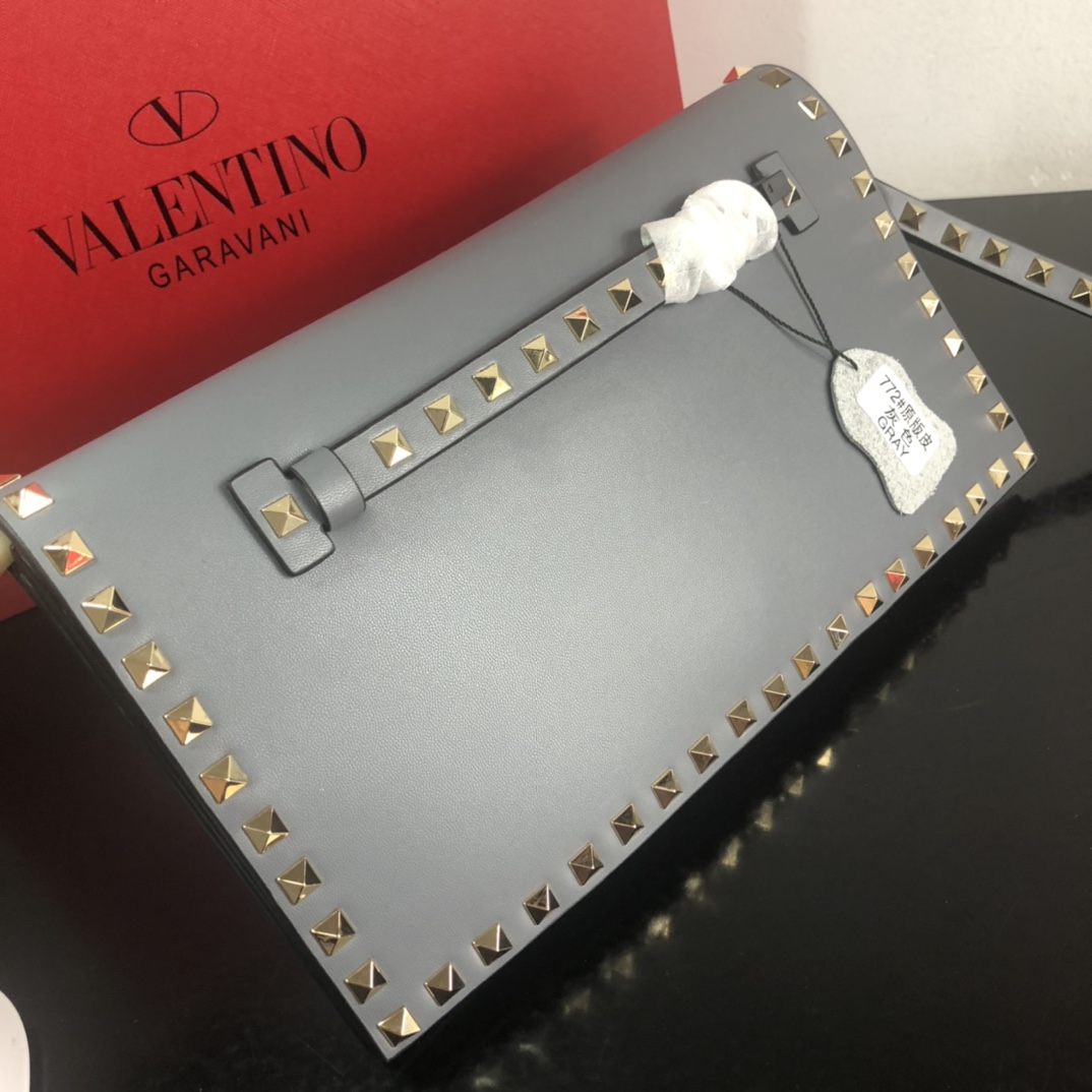 、Valentino Garavani Rockstud 进口牛皮手拿包🌟🌟🌟铂金后处理铆钉和金属硬件.