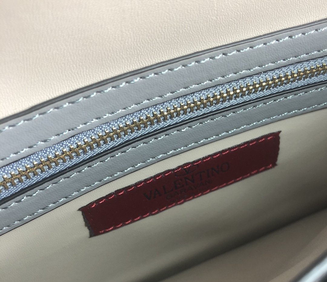 、Valentino Garavani Rockstud 进口牛皮手拿包🌟🌟🌟铂金后处理铆钉和金属硬件.