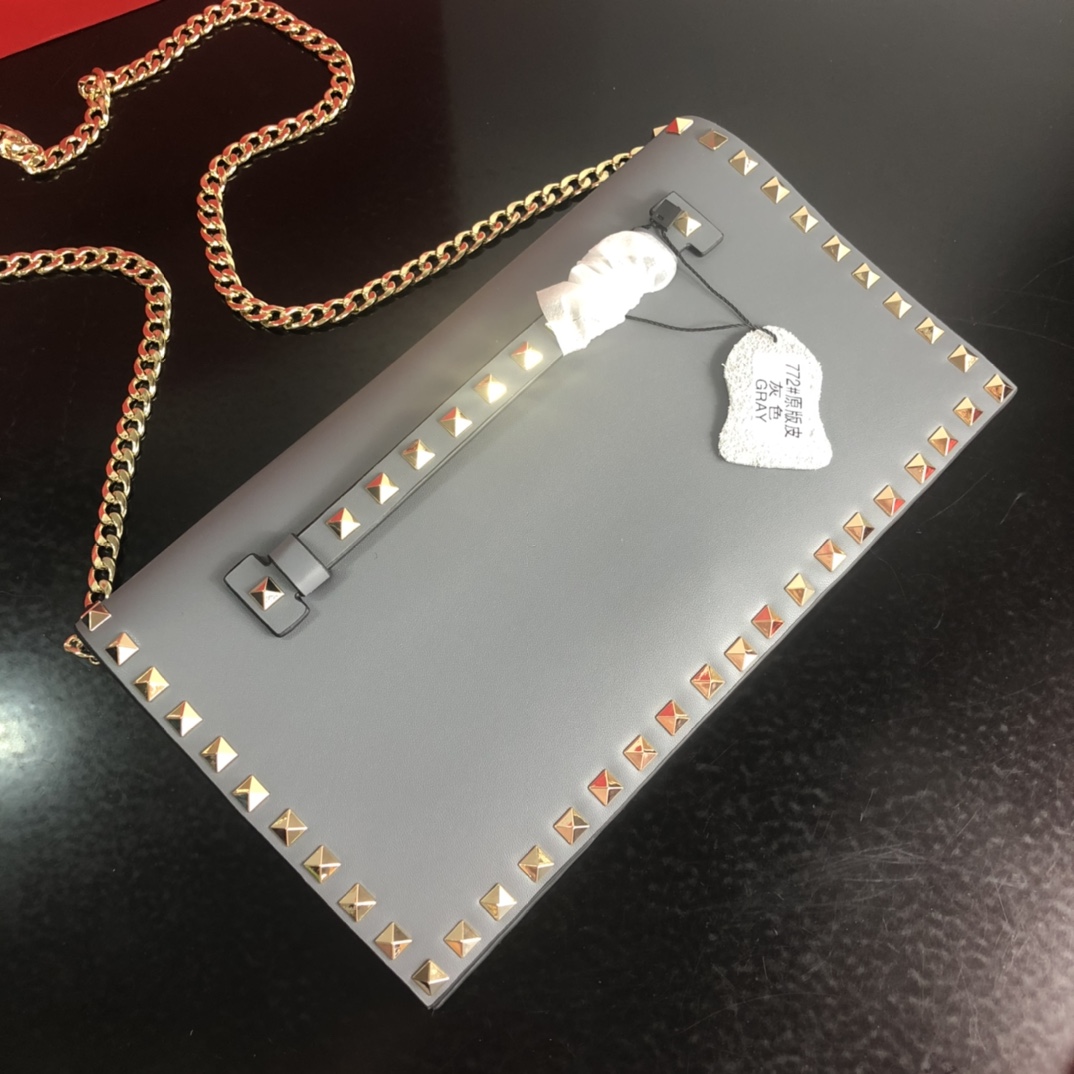 、Valentino Garavani Rockstud 进口牛皮手拿包🌟🌟🌟铂金后处理铆钉和金属硬件.