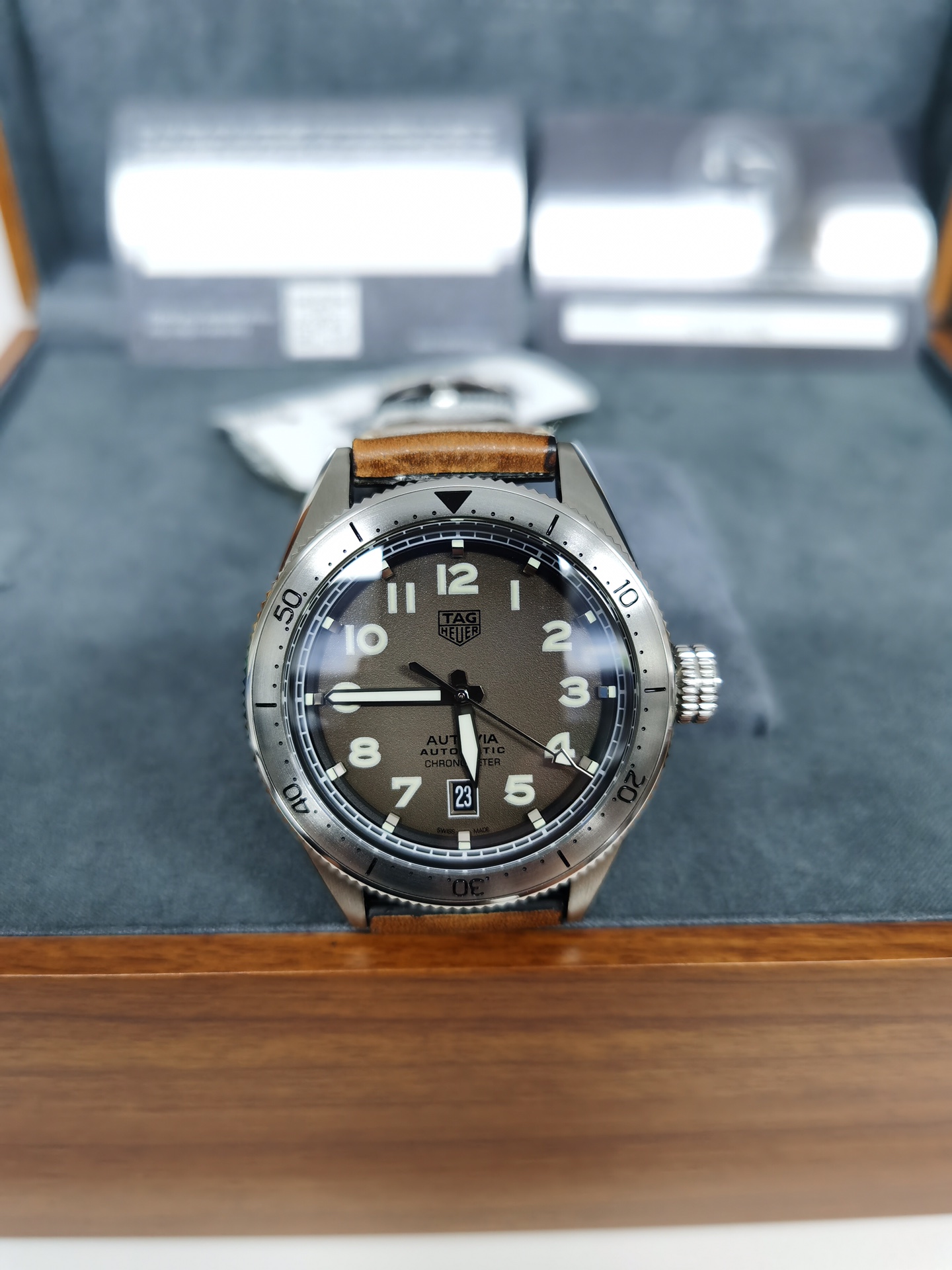 NO:385651,Big news!  Brand new TAG Heuer Autavia series belt models arrive!  The 904 stainless steel case is equipped with a two-way rotating bezel, the imported calfskin strap with quick disassembly function, the 42MM diameter case is equipped with the original Swiss sw-1 movement, equipped with a full set of high-end wooden original boxes, the bottom cover, hang tag and card protection three-code in one, accepting various comparisons of the counter!  Spot instant delivery!  ,stuart weitzman tag heue cowhide19860909重磅！全新 泰格豪雅Autavia系列皮带款到货！904精钢表壳配可双向旋转表圈,进口小牛皮表带带快拆功能,42MM直径表壳 搭载原装瑞士sw-1机芯 配全套高档木质原盒,底盖、吊牌、保卡三码合一,接受专柜各种对比！现货秒发！,,stuart weitzman,tag heue,cowhide,Watch