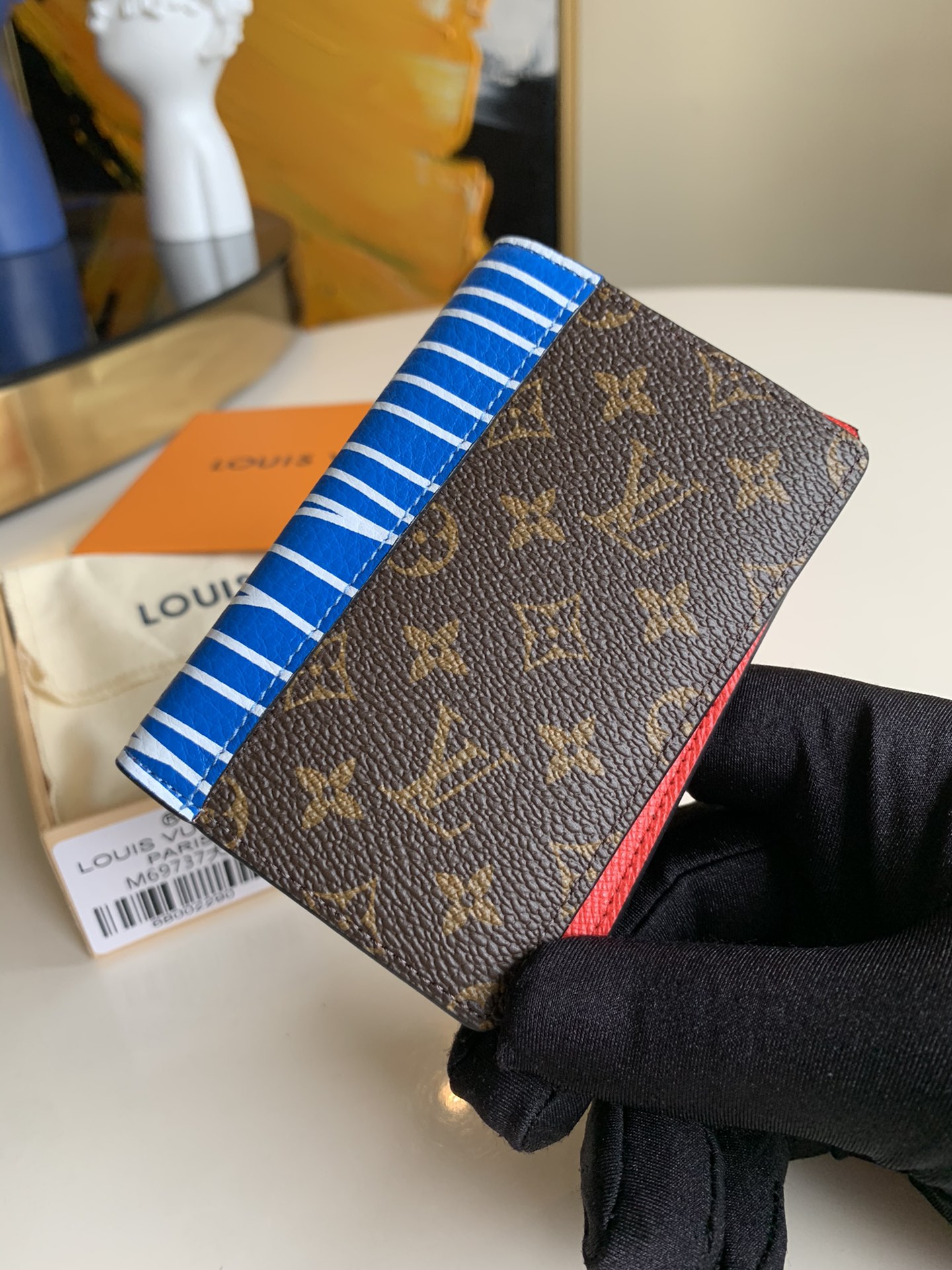 NO:396134,[Exclusive real photo M69737 big red] Pocket wallet card bag Virgil Abloh uses this pocket wallet to show the classic Epi leather pattern and two-type Monogram pattern 'triptych' to tell the inspiration for the autumn and winter Patchwork collage art. Pockets and card slots are built together to create flexible design. 8.0 x 11.0 x 1.0 cm A.,LV [original leather],louis vuitton19860909【独家实拍M69737大红】口袋钱夹 卡包 Virgil Abloh 以本款口袋钱夹展现经典 Epi 皮革图案和两式 Monogram 图案的“三联画”,讲述 秋冬 Patchwork 拼贴艺术灵感.口袋和卡位共筑灵活设计.8.0 x 11.0 x 1.0 厘米 A.,LV【原厂皮】,louis vuitton,Bag