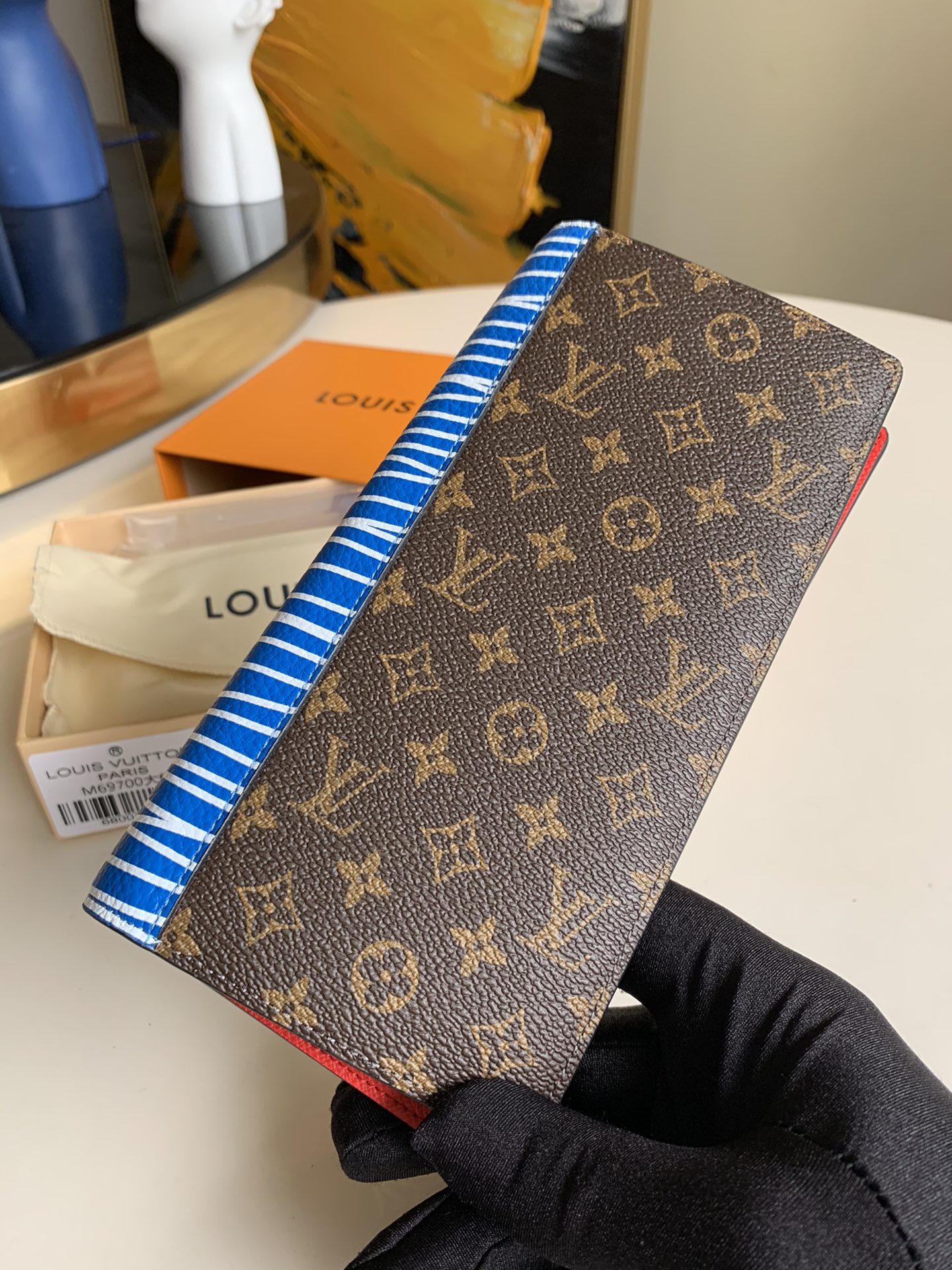 NO:396143,【Exclusive real photo M69700 big red】BRAZZA wallet Autumn and winter, Brazza wallet is in the hands of Virgil Abloh. The art of Patchwork collage art is integrated, integrating traditional Monogram patterns and Epi patterns. The partitions and layers can easily store banknotes and notes.10.0 x 19.0 x 2.0cm A.,LV [original leather],louis vuitton19860909【独家实拍M69700大红】BRAZZA 钱夹 秋冬,Brazza 钱夹在 Virgil Abloh 手中放绽 Patchwork 拼贴艺之术魅,将传统 Monogram 图案和 Epi 图案意创融合.卡位隔和层可松轻收纳纸钞和票据.10.0 x 19.0 x 2.0cm A.,LV【原厂皮】,louis vuitton,Bag