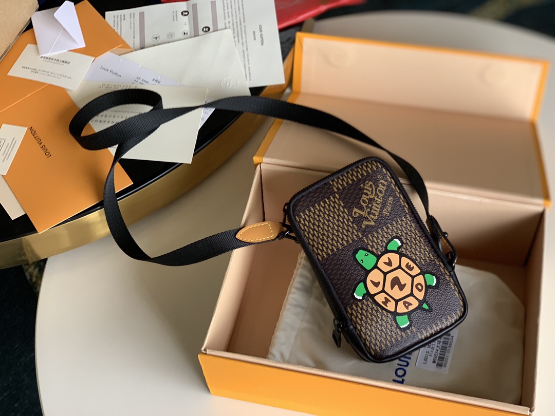 NO:396155,[Exclusive real shot of M69534 large coffee grid] The new product is coming and the mobile phone crossbody bag that is popular in the entire fashion circle is here. The mini is small in shape but it is a small bag that is very concave and practical. This mini can easily accommodate plus mobile phones, small card bags, and three compartments inside. Size 19x11x3.5 M.500, LV [original leather], louis vuitton, satchels, crossbody bags19860909【独家实拍M69534大啡格】对版 新品来袭风靡整个时尚圈的手机斜挎包来货啦 mini造型小却巧是款一非能常凹型造而实且用的小包.这只mini能轻容松纳plus手机、小卡包、内里有三个隔层卡.尺寸19x11x3.5 M.500,LV【原厂皮】,louis vuitton,satchels,crossbody bags,Bag