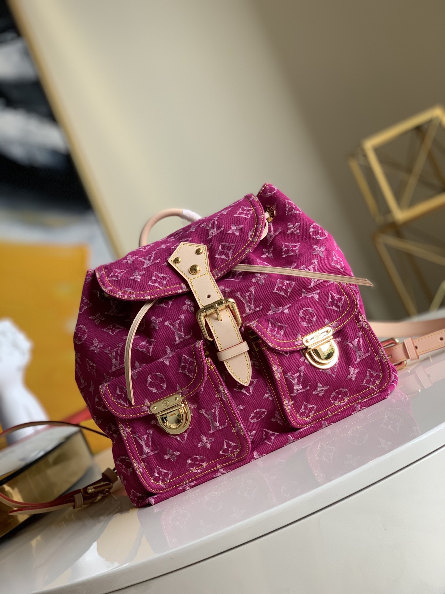 NO:396144,[Exclusive real photo M44460 pink] Denim holidays are beautiful and free and easy. Many people think that denim elements are the most common items, but in fact, if they match them with denim elements, they can become fashionable immediately. Through various combinations of denim jackets, skirts, and bags, the yield rate is extremely high. Of course, in addition to vacations, daily use is indispensable. The recommended medieval denim backpack today is one that you cannot miss. Original color denim canvas jacquard, all steel hardware. Size 28x30x19cm X., LV [original leather], louis vuitton, backpacks, skirts, jackets & coats19860909【独家实拍M44460粉红】牛仔风的假日,美好而洒脱. 很多人认为牛仔元素是最普遍不过的单品,但其实搭配好牛仔元素,便能立刻时髦起来,通过牛仔外套、半裙、包包的各种搭配,其出片率极高. 当然,除了度假以外日常使用更是不可缺少,今天推荐的这款中古牛仔背包就是不能错过的一个. 原色牛仔帆布提花,全钢五金.尺寸28x30x19cm X.,LV【原厂皮】,louis vuitton,backpacks,skirts,jackets & coats,Bag