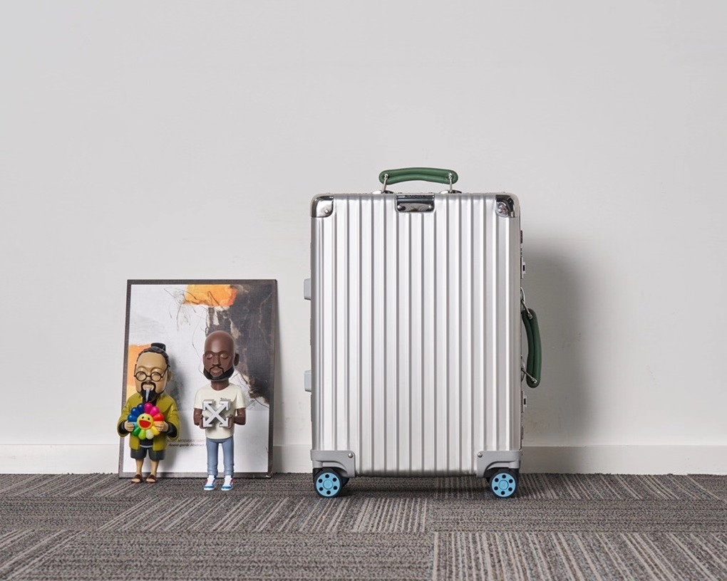 CF Topas Silver Aluminum Suitcase with Green Handle | Durable & Stylish 2 a1600944292610 1084