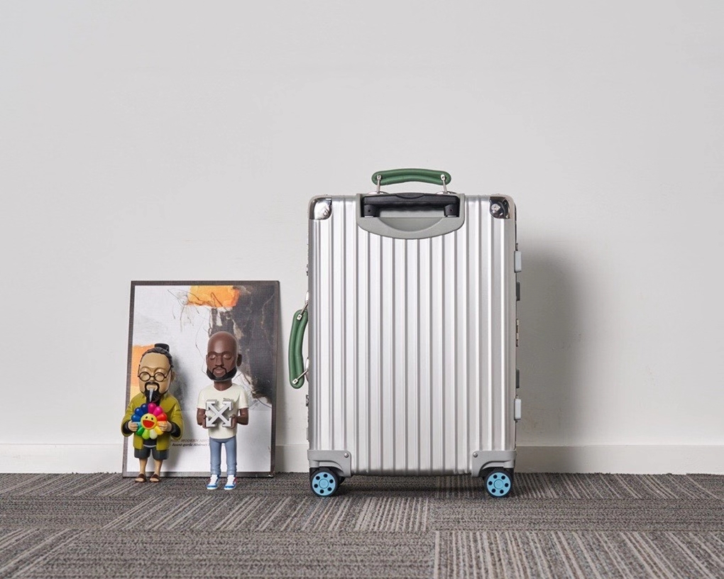 CF Topas Silver Aluminum Suitcase with Green Handle | Durable & Stylish 3 a1600944293787 4703