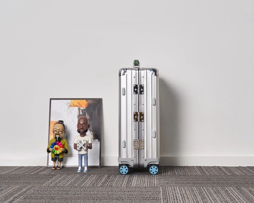CF Topas Silver Aluminum Suitcase with Green Handle | Durable & Stylish 4 a1600944294195 2233