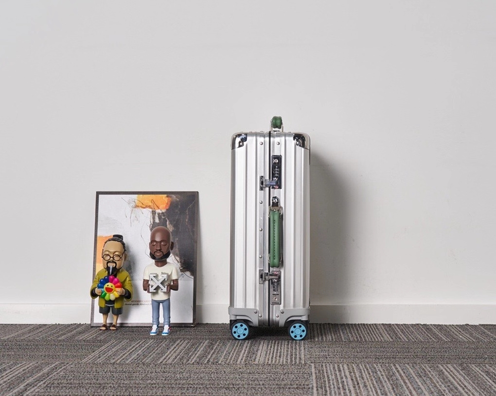 CF Topas Silver Aluminum Suitcase with Green Handle | Durable & Stylish 7 a1600944295320 5667