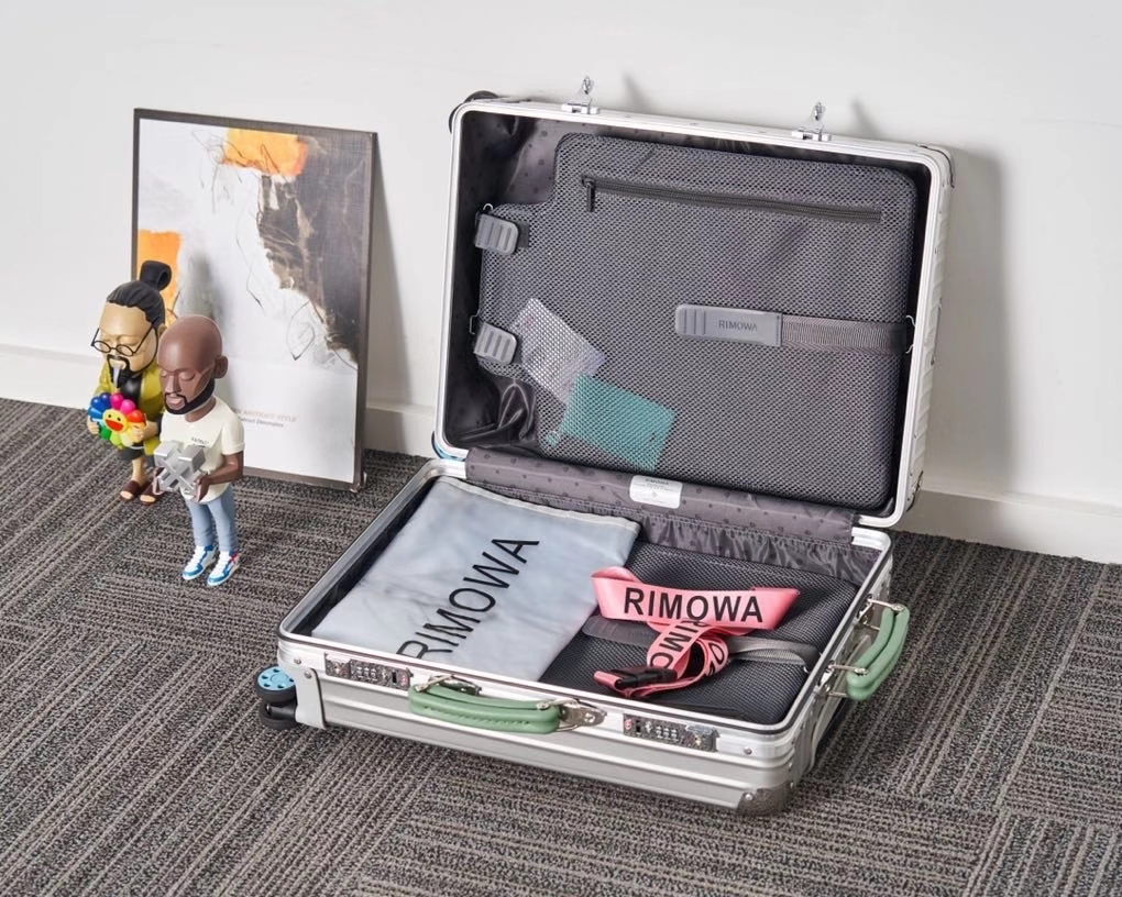 CF Topas Silver Aluminum Suitcase with Green Handle | Durable & Stylish 9 a1600944296167 1362