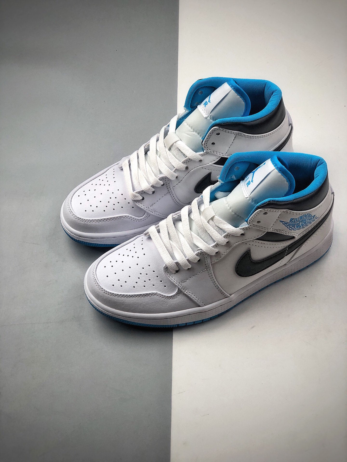 250 乔丹/Air Jordan 1 Mid “Laser Blue” 激光蓝 AJ1 乔1 中帮百搭休闲运动板鞋554724-141