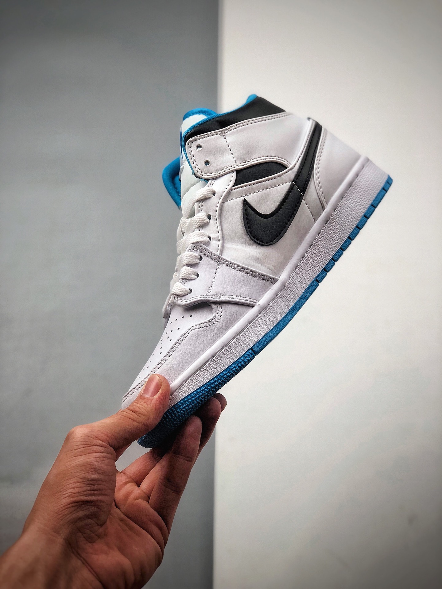 250 乔丹/Air Jordan 1 Mid “Laser Blue” 激光蓝 AJ1 乔1 中帮百搭休闲运动板鞋554724-141