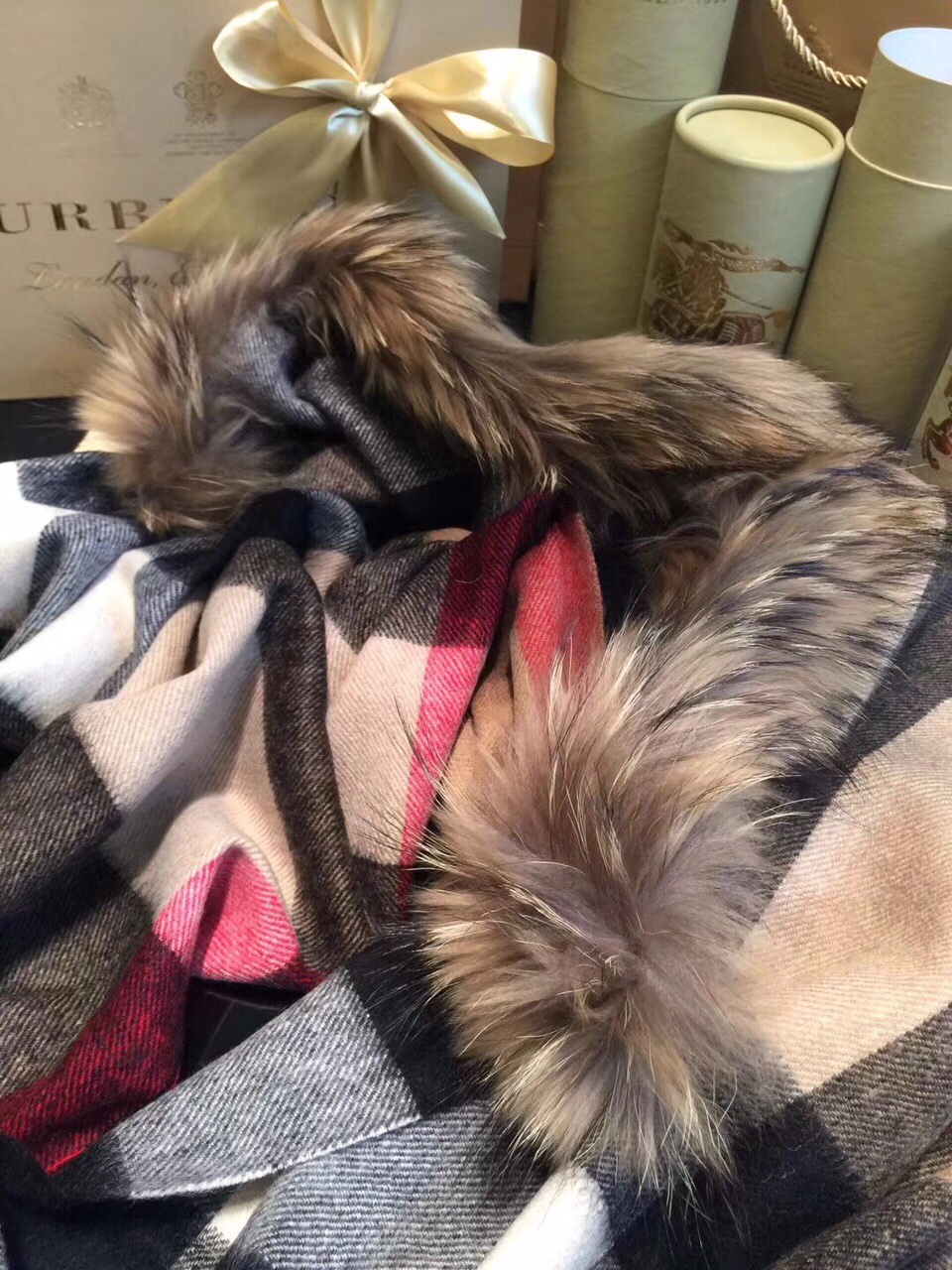 💟咱家招牌货❗️巴宝莉经典英伦欧美范儿「狐狸毛帽子围巾/大披肩」又是一款即时尚又实用的大围巾&斗篷，经典