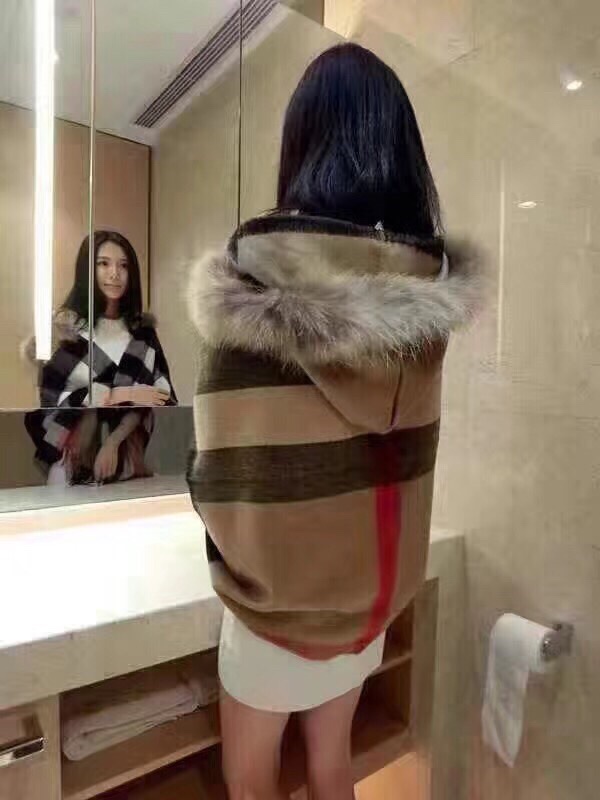 💟咱家招牌货❗️巴宝莉经典英伦欧美范儿「狐狸毛帽子围巾/大披肩」又是一款即时尚又实用的大围巾&斗篷，经典